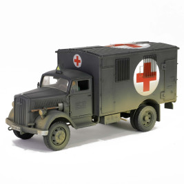 1:32 Kfz.305 Karetka Opel Blitz, armia niemiecka z figurką kierowcy