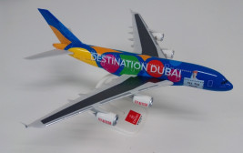 1:250 Airbus A380-861, Emirates, Bądź częścią magicznych kolorów (Snap-Fit)