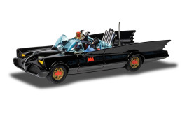 1:46 Batmobil z Batmanem i Robinem (1966)