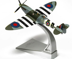 1:72 Supermarine Spitfire T9 - MJ627 - Biggin Hill Heritage Hangar