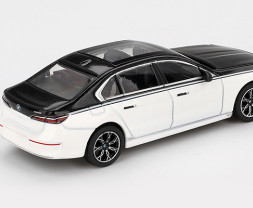 1:64 BMW i7 xDrive60 Alpine White / Black Sapphire