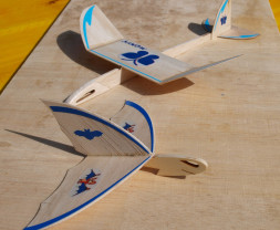 Monty i nietoperz (Monty) rzucający piłkami