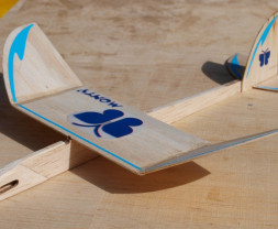 Monty i nietoperz (Monty) rzucający piłkami