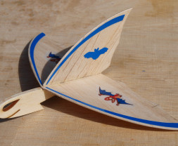 Monty i nietoperz (Monty) rzucający piłkami