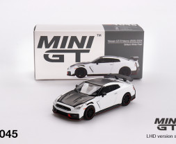 1:64 Nissan GT-R Nismo 2024 Brilliant White Pearl