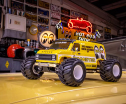 1:10 Mad Van w/ MOONEYES Fazer FZ02L 4WD (Ready Set)