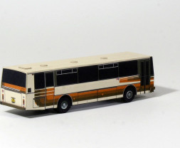 1:100 Gościnność w Lípie i autobus dalekobieżny Karosa LC 735 (wycięcie)