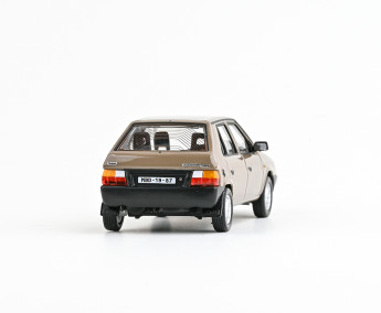 1:43 Skoda Favorit 136L (1988) - Brązowy Kamień